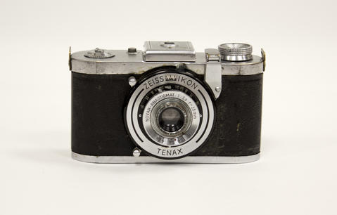 Photograph of the front of a Zeiss Ikon Tenax I camera