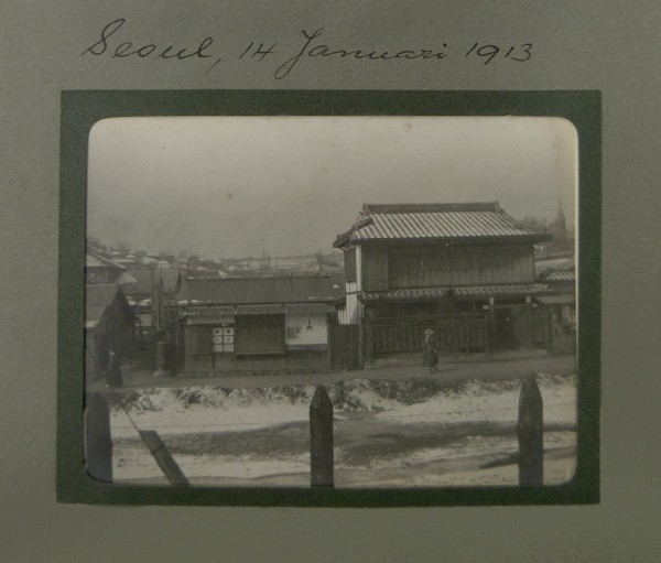 Seoul, 14 Januari 1913. [In the album "Transiberia".] Not all travel photographs were fantastic vistas or of popular tourist attractions; some were about the more typical daily scenes experienced. 2008.001.013