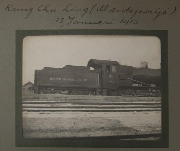Kung Chu Ling {Mantsjoerije) 13 Januari 1913. [From the album "Transiberia".] Documenting travel methods, like trains and steamboats, was not uncommon. 2008.001.013
