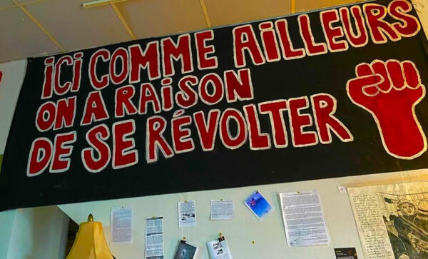 A black banner with the french text "Ici comme ailleurs on a raison de se revolter"